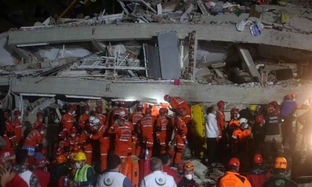 Θρίλερ στη Τουρκία: Κτίριο κατέρρευσε στη Μαλάτια-10 άνθρωποι έχουν εγκλωβιστεί